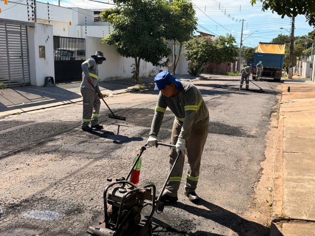 Prefeitura de Cuiabá amplia equipes e realiza tapa-buracos simultaneamente em vários pontos