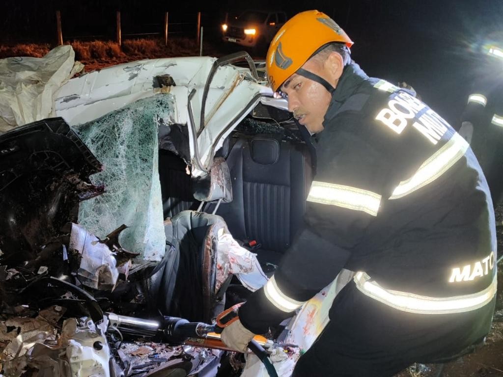Corpo de Bombeiros desencarcera duas vítimas presas às ferragens de veículo após grave acidente