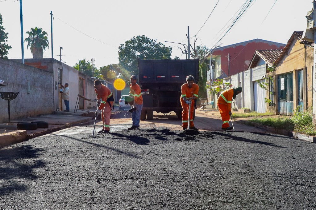 Prefeitura de Várzea Grande intensifica operação tapa-buracos no Cristo Rei e Jardim Paula II nesta terça-feira (30)